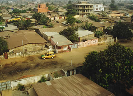 COTONOU ... Avenue de la Victoire vue de la terrasse de l'hôtel — Le Bénin