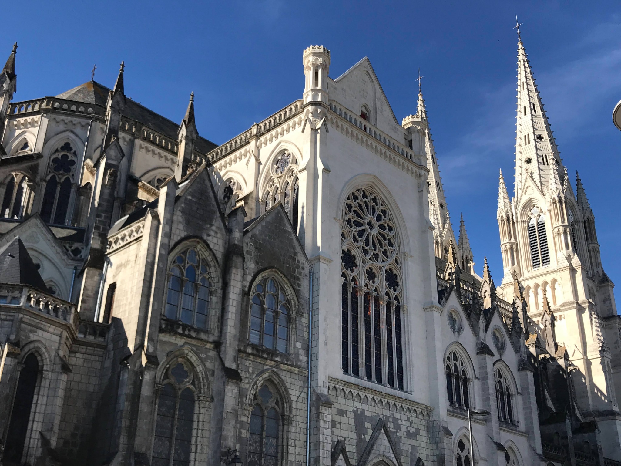 L’église Notre-Dame de Cholet sous un ciel bleu