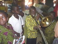 Dans l'atelier de lutherie — Rencontres africaines