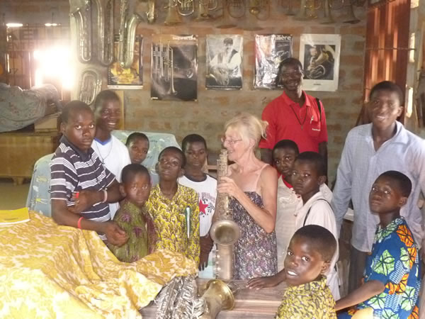 Dans l'atelier de lutherie — Rencontres africaines