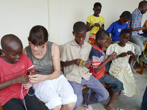 Des scoubidous-bidous, ahhhhh ! — Sourires d’Afrique