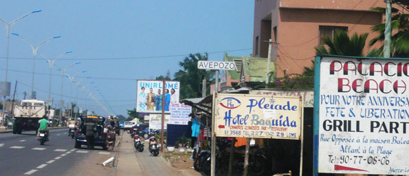 On prend le bus pour Baguida — Sur un air du Togo