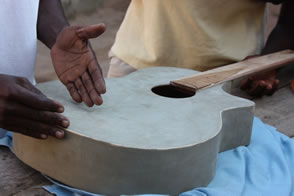 Un luthier pas comme les autres ... — Le Togo