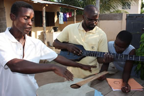 Un luthier pas comme les autres ... — Le Togo