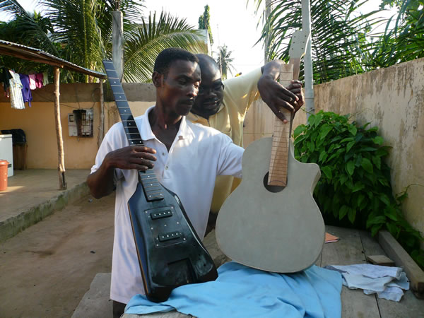 Un luthier pas comme les autres ... — Le Togo