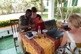 Informatique à l'hôtel Safari — Vie africaine
