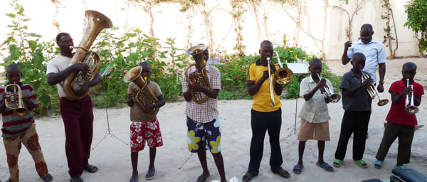 Accueil en fanfare — Vie africaine