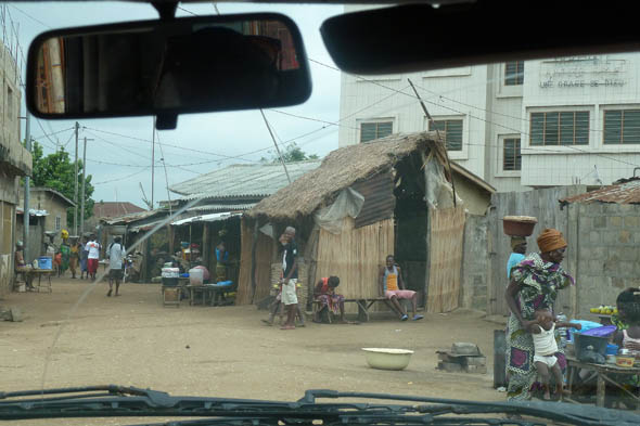 L'hôtel lacustre — Vie africaine