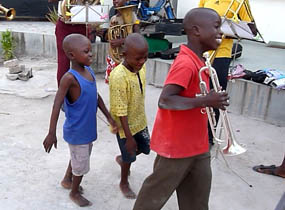 Accueil en fanfare — Vie africaine